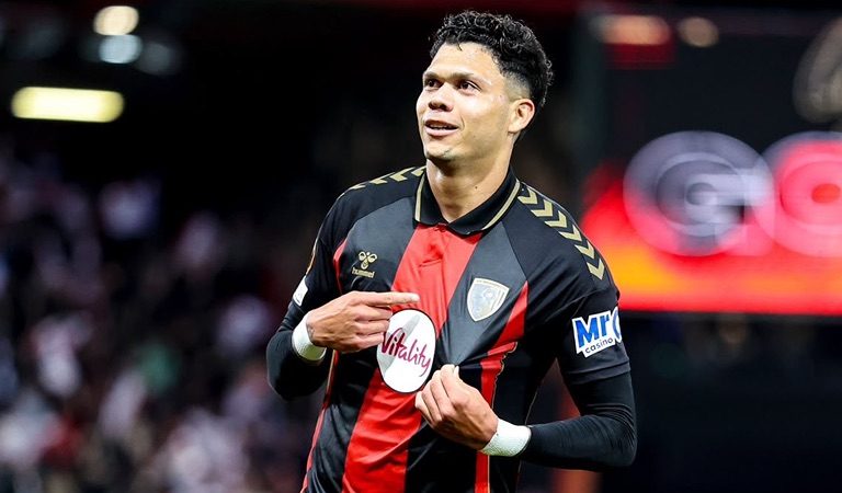 Evanilson marca em noite histórica e garante vitória do Bournemouth na Liga Europa