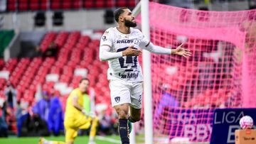 Juninho comemora seu gol na vitória do Pumas (Foto: Divulgação)