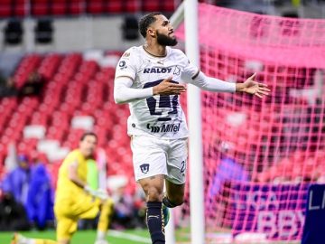 Juninho comemora seu gol na vitória do Pumas (Foto: Divulgação)