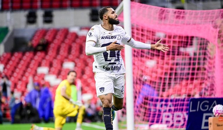 Ex-Flamengo, Juninho brilha, marca duas vezes e recoloca Pumas no caminho das vitórias