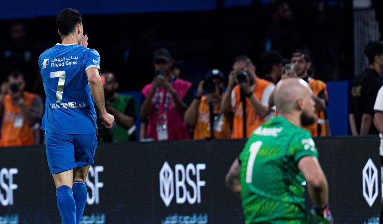 Com gol de Martinelli, Al-Hilal chega à liderança do Sauditão