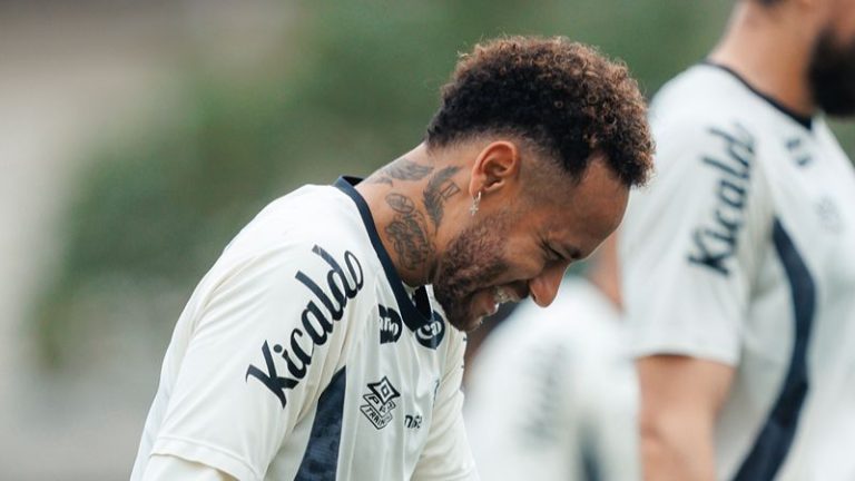 Neymar em treino pelo Santos (Foto: Raul Baretta/Santos)