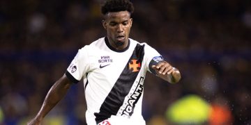 Thiago Mendes em ação pelo Vasco em La Bombonera (Foto: Matheus Lima/Vasco)