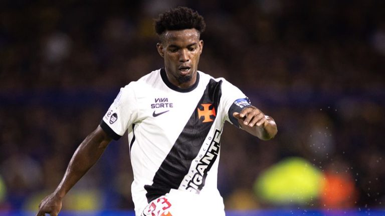 Thiago Mendes em ação pelo Vasco em La Bombonera (Foto: Matheus Lima/Vasco)