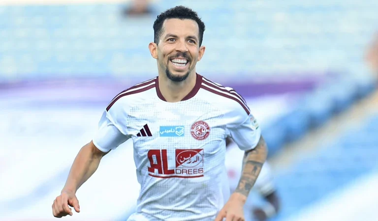 Flávio Medeiros marca golaço, é eleito melhor em campo e garante vitória do Al Faisaly na Liga Saudita