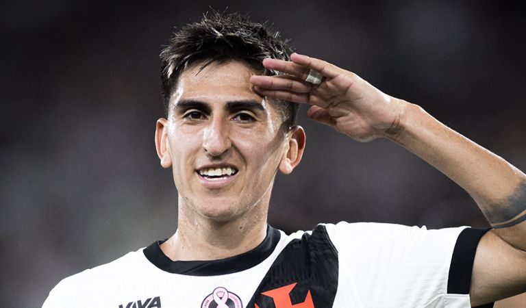 Vasco vence o Botafogo no Nilton Santos e cola no rival no Brasileirão