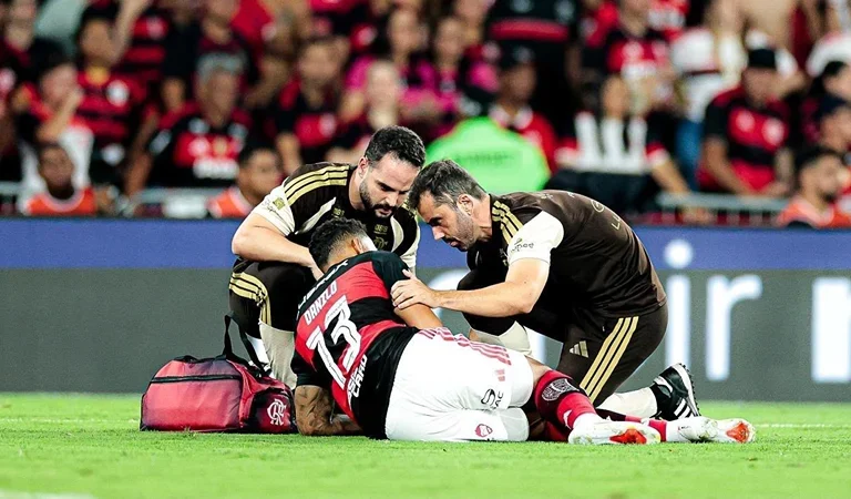 Flamengo confirma cirurgia de Danilo após fraturas na mandíbula