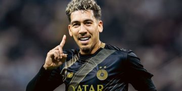 Roberto Firmino comemora gol que marcou pelo Al Sadd