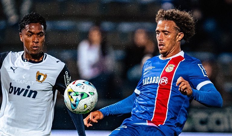 Figueiredo, ex-Vasco, marca golaço e ganha prêmio de melhor em campo em goleada