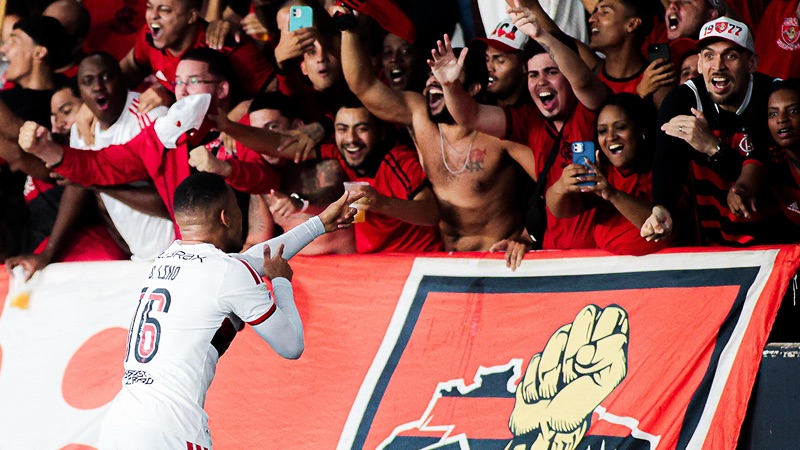 Samuel Lino volta a ser destaque do Flamengo (Foto: Adriano Fontes/Flamengo)